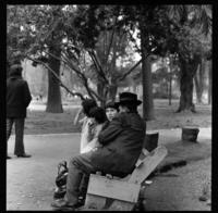 [Familia sentada en una banca] : Quinta Normal