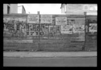 [Murallas con afiches]