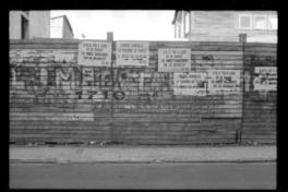 [Murallas con afiches]