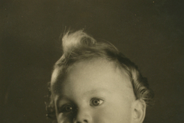 [Niñito rubio de ojos azules con un traje de lana manga corta con dibujos en el pecho]