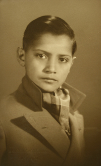 [Niño con abrigo y bufanda]