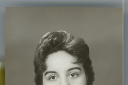 [Mujer joven de vestido negro, prendedor en el cuello y aros]