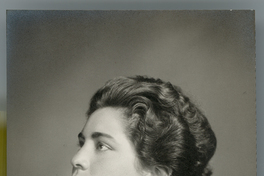 [Joven mujer morena de cara regordeta peinada hacia atrás, con aros grandes, blusa clara con bordados en las orillas, posando de perfil]