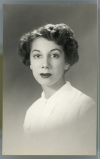 [Mujer joven de blusa camisera blanca y labios rojos]