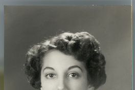 [Mujer joven de blusa camisera blanca y labios rojos]