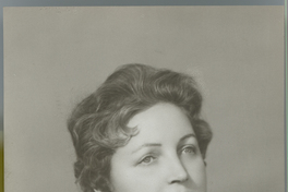 [Mujer rubia de ojos claros, vestido floreado y escote en V]