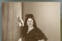 [Mujer vestida estilo española]