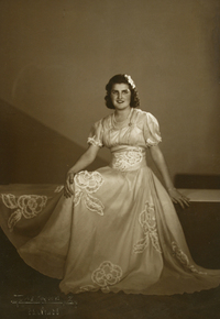 [Joven mujer de vestido largo de holganza]