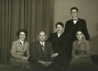 [Grupo familiar compuesto por cinco adultos: padre, madre, dos hijas y un hijo]