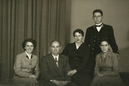 [Grupo familiar compuesto por cinco adultos: padre, madre, dos hijas y un hijo]