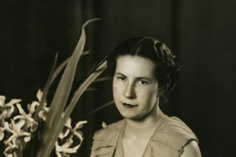 [Mujer joven posando sentada]