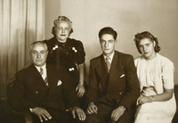 [Grupo familar integrado por cuatro personas adultas]