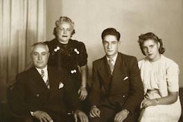 [Grupo familar integrado por cuatro personas adultas]