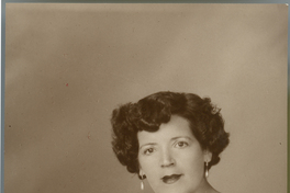 [Mujer posando sentada y apoyada en un sillón de estudio]