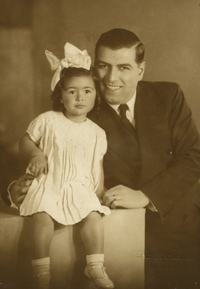 [Niñita y su padre posando]