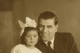 [Niñita y su padre posando]