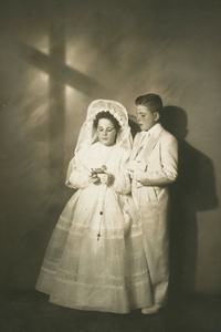 [Dos hermanos de Primera Comunión]