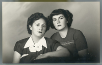 [Madre e hija posando juntas]