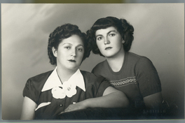 [Madre e hija posando juntas]