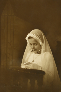 [Niña de Primera Comunión]