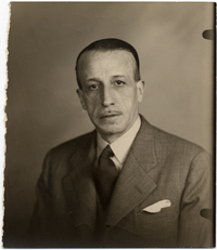 [Hombre adulto de traje formal]