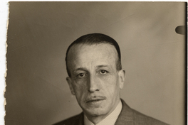 [Hombre adulto de traje formal]