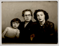 [Abuela, hija y nieta]