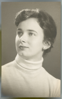 [Mujer joven de tez clara, pelo corto y beatle blanco]