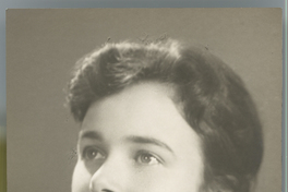 [Mujer joven de tez clara, pelo corto y beatle blanco]