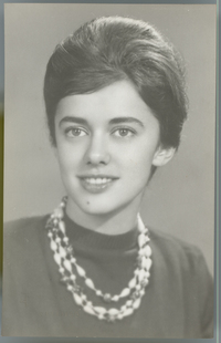 [Mujer joven de peinado escarmenado y collar blanco]