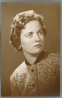 [Mujer joven rubia de pelo corto con una chaqueta de tela gruesa]