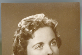 [Mujer joven rubia de pelo corto con una chaqueta de tela gruesa]