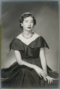 [Mujer joven de vestido largo]