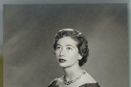 [Mujer joven de traje largo oscuro, amplio y escotado]