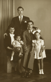 [Grupo familiar compuesto por tres adultos, un niñito y una niñita]