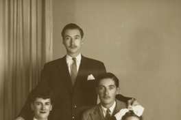 [Grupo familiar compuesto por tres adultos, un niñito y una niñita]