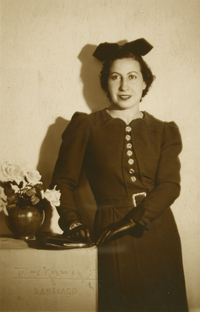 [Mujer de traje oscuro abotonado y una cinta en el pelo]