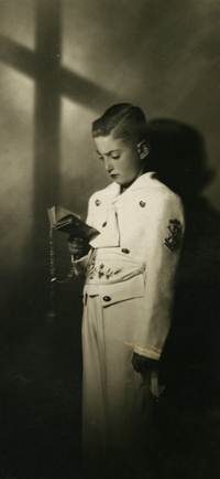 [Niño de Primera Comunión vestido de blanco]