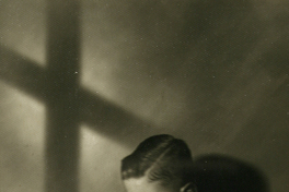 [Niño de Primera Comunión vestido de blanco]