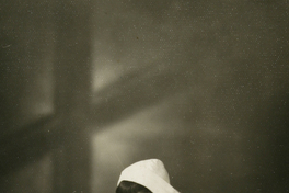 [Niña de Primera Comunión con guantes blancos y una toca con velo hata la cintura]