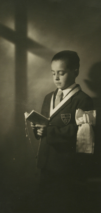[Niño de Primera Comunión con uniforme del colegio Los Sagrados Corazones]