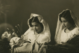 [Dos niñas de Primera Comunión]