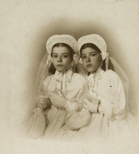 [Dos niñas de Primera Comunión]