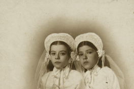[Dos niñas de Primera Comunión]
