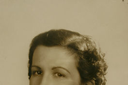 [Mujer joven de pelo corto ondulado y blusa blanca]