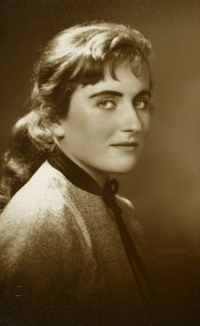 [Mujer joven de pelo rubio amarrado con una cola]