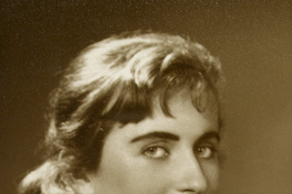 [Mujer joven de pelo rubio amarrado con una cola]