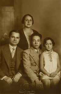 [Grupo familiar, integrado por la madre, el padre, el hijo y la hija]