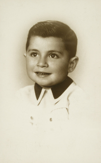 [Niño con cara regordeta, sonriendo mirando hacia arriba]