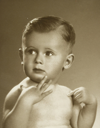 [Niñito rubio con el torso desnudo]